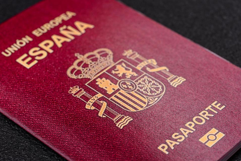Arraigo social en España 2026 requisitos, documentación y errores que pueden costar la resolución